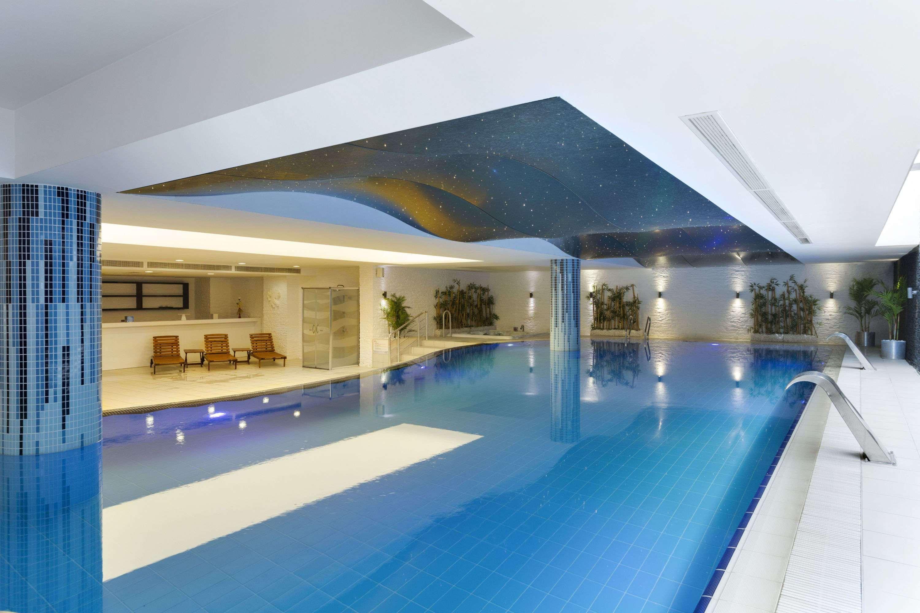 Ramada Plaza By Wyndham Izmit Hotel Kocaeli Ngoại thất bức ảnh The swimming pool at the hotel