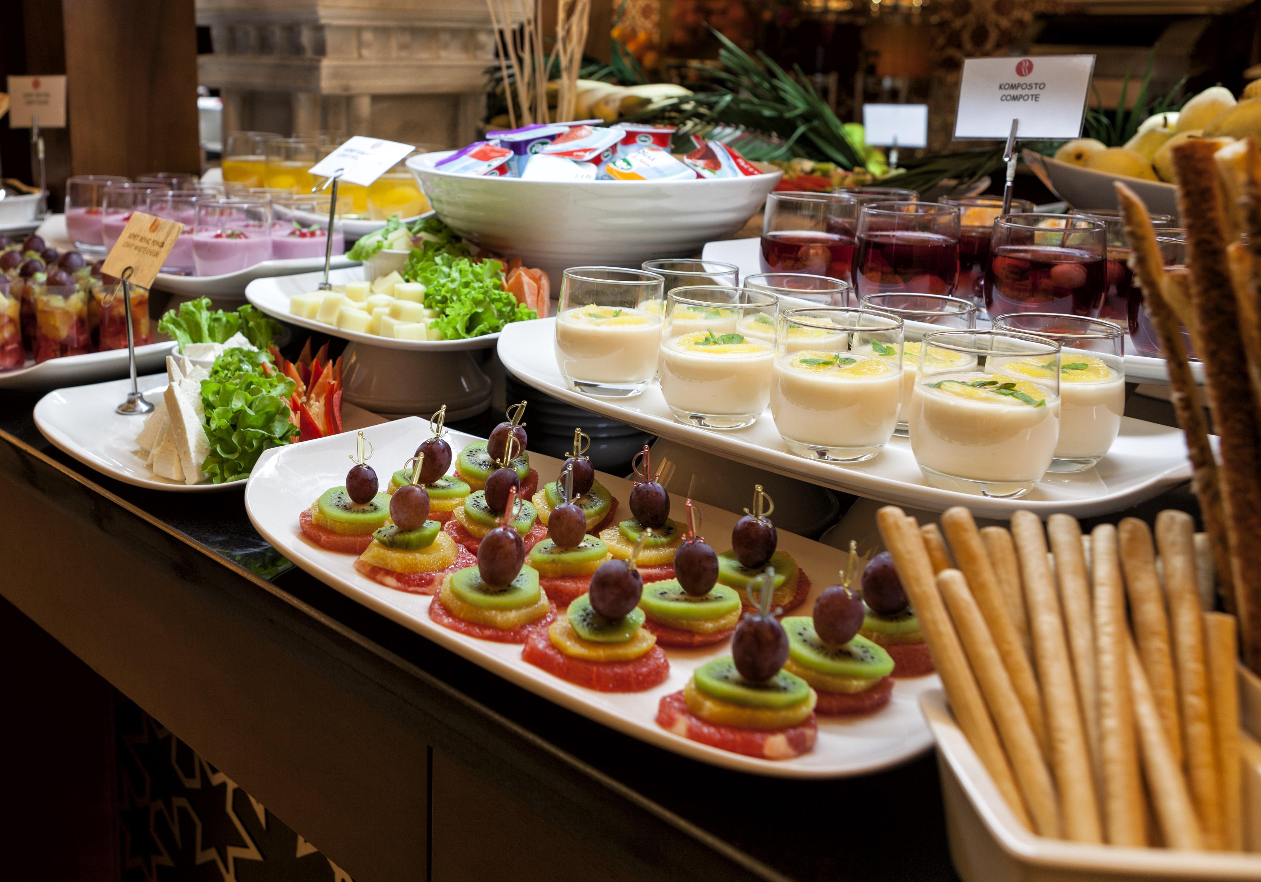 Ramada Plaza By Wyndham Izmit Hotel Kocaeli Ngoại thất bức ảnh A buffet at a hotel