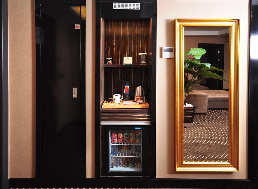 Ramada Plaza By Wyndham Izmit Hotel Kocaeli Ngoại thất bức ảnh A wet bar in a hotel room