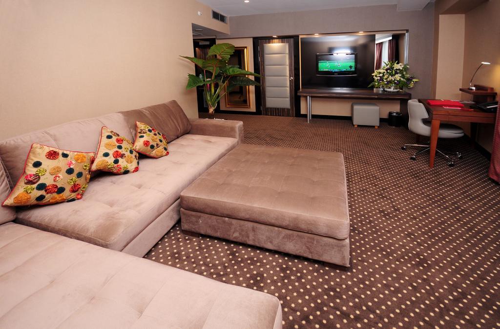 Ramada Plaza By Wyndham Izmit Hotel Kocaeli Ngoại thất bức ảnh A suite at the hotel