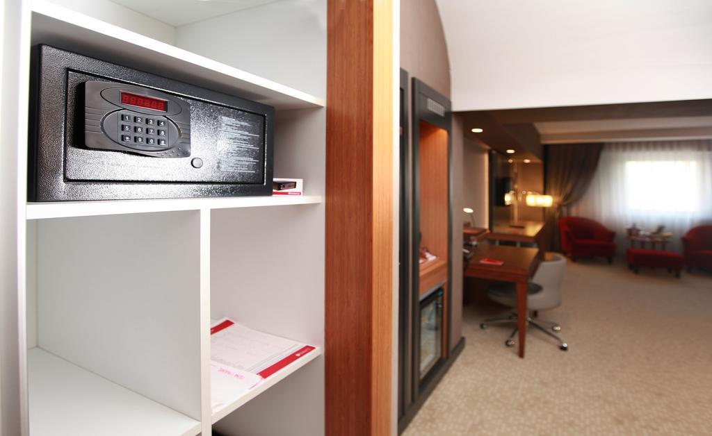 Ramada Plaza By Wyndham Izmit Hotel Kocaeli Ngoại thất bức ảnh A safe in a hotel room
