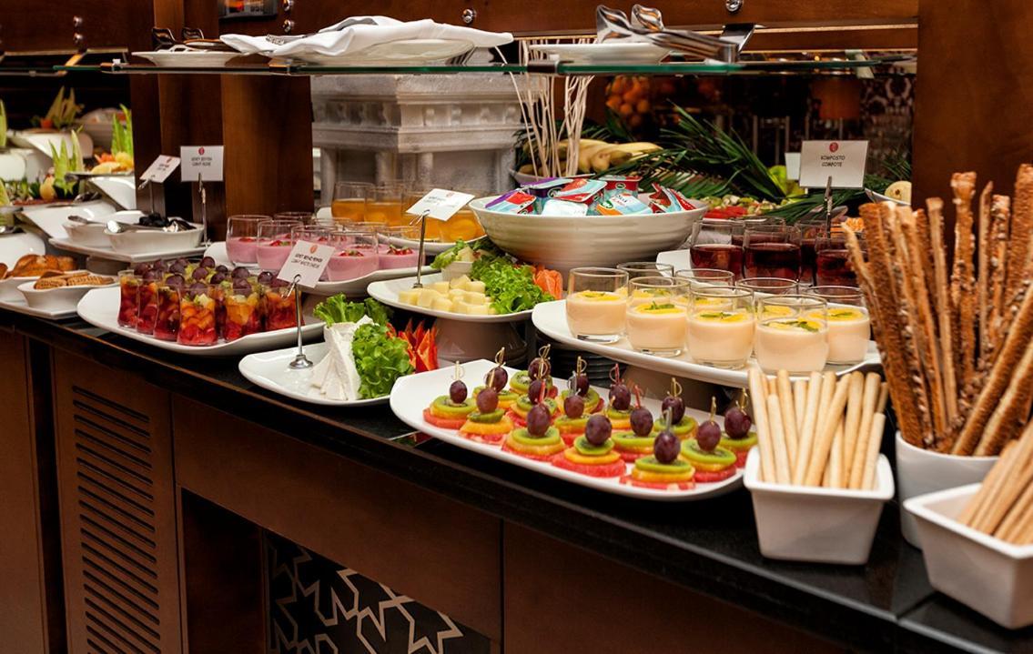 Ramada Plaza By Wyndham Izmit Hotel Kocaeli Ngoại thất bức ảnh A buffet