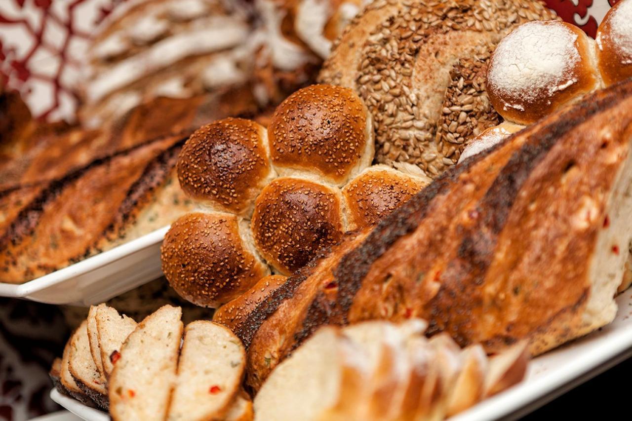 Ramada Plaza By Wyndham Izmit Hotel Kocaeli Ngoại thất bức ảnh Assorted breads